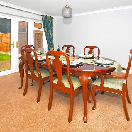 The Glade By Yourstays Huge Single Detached Holiday Home With Big Garden Newcastle-under-Lyme Buitenkant foto
