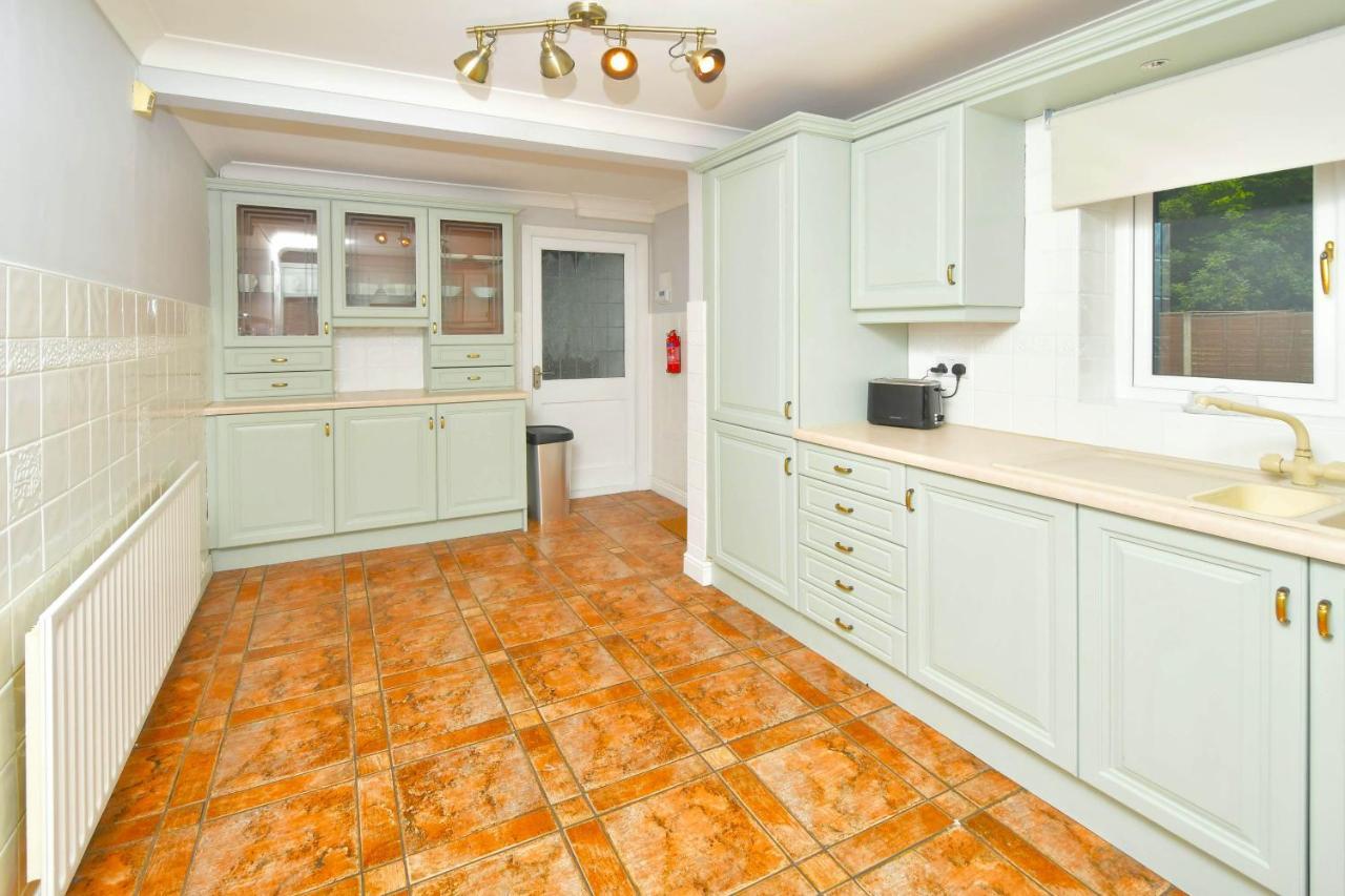 The Glade By Yourstays Huge Single Detached Holiday Home With Big Garden Newcastle-under-Lyme Buitenkant foto
