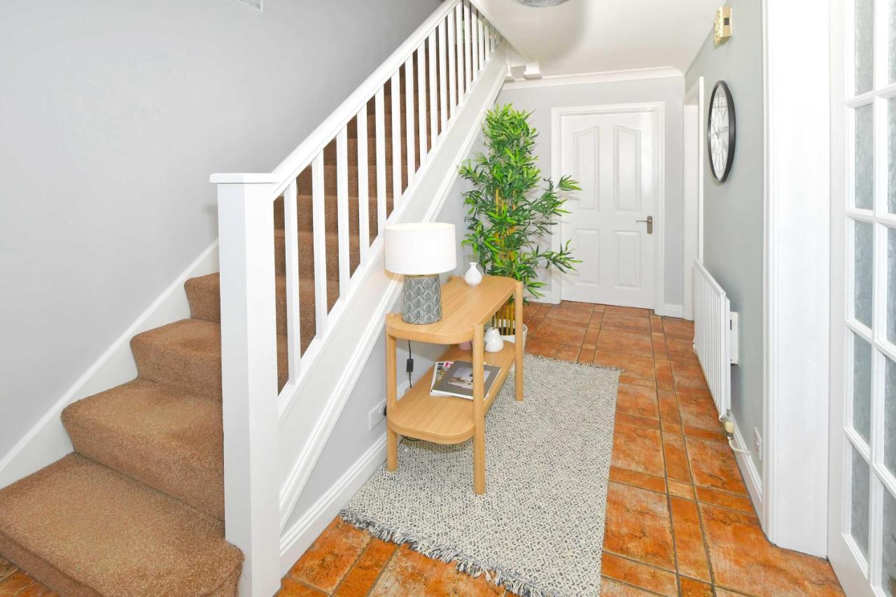 The Glade By Yourstays Huge Single Detached Holiday Home With Big Garden Newcastle-under-Lyme Buitenkant foto