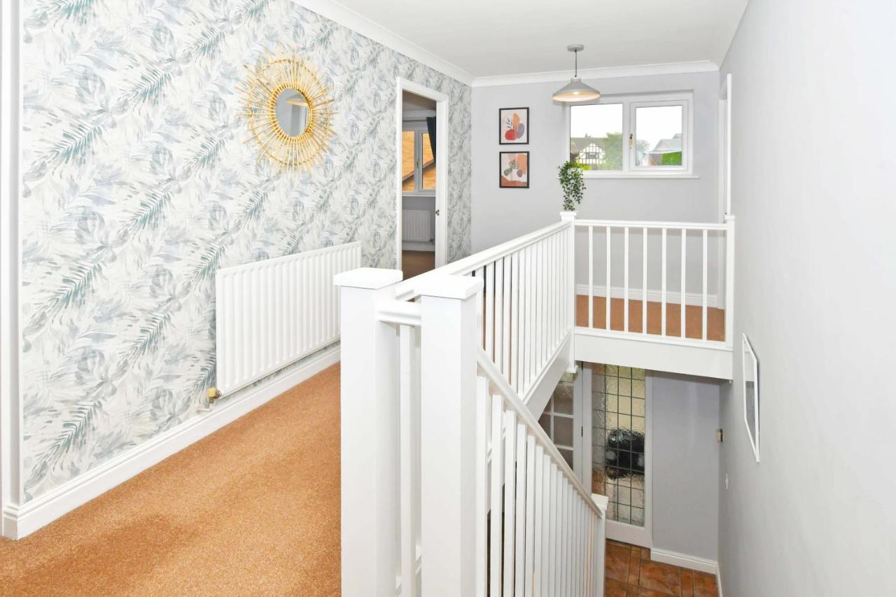 The Glade By Yourstays Huge Single Detached Holiday Home With Big Garden Newcastle-under-Lyme Buitenkant foto