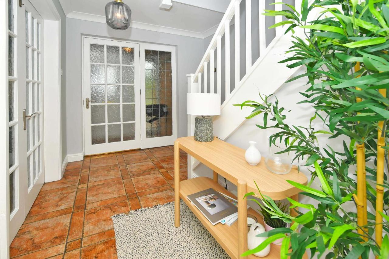 The Glade By Yourstays Huge Single Detached Holiday Home With Big Garden Newcastle-under-Lyme Buitenkant foto