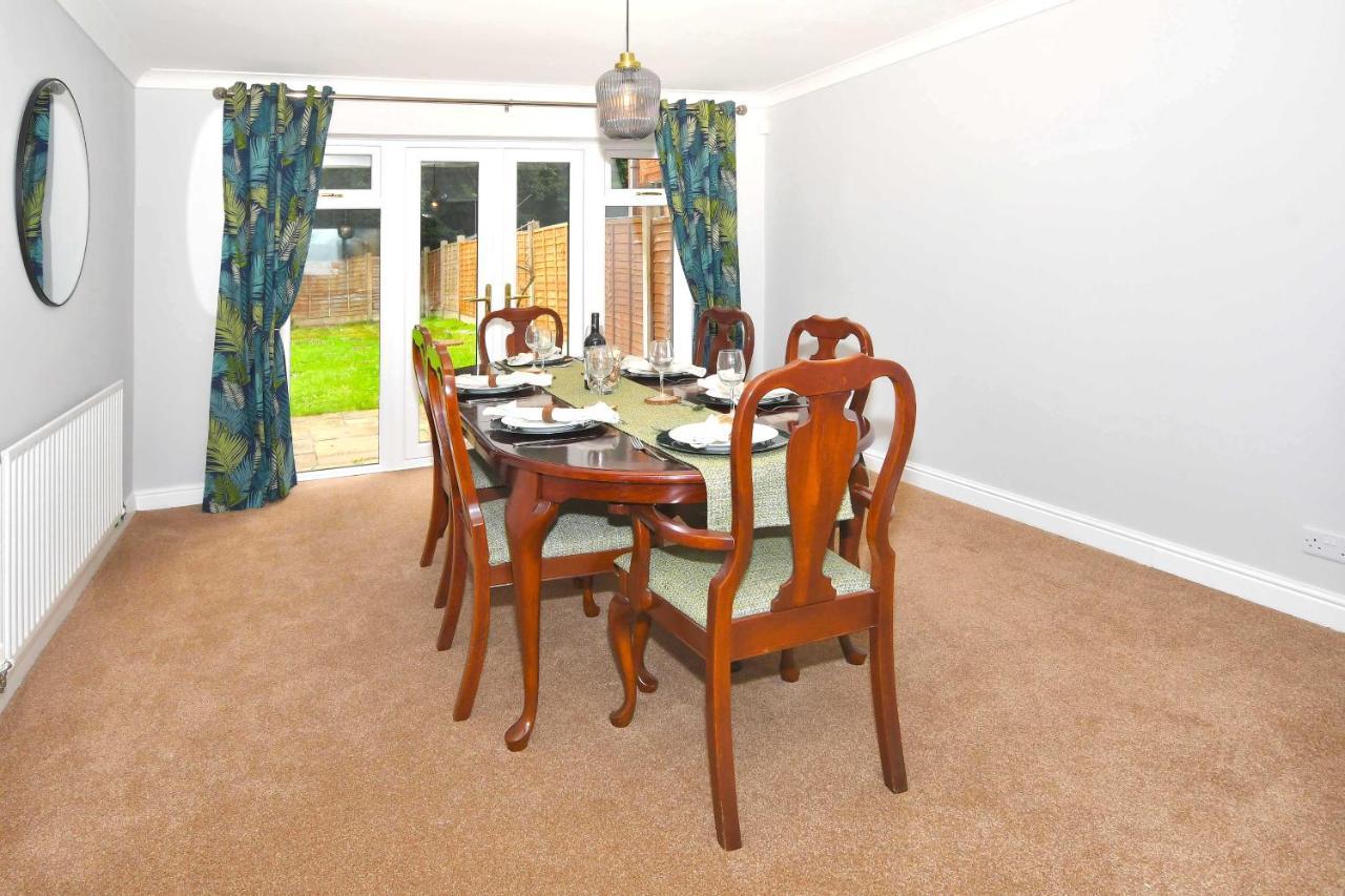 The Glade By Yourstays Huge Single Detached Holiday Home With Big Garden Newcastle-under-Lyme Buitenkant foto