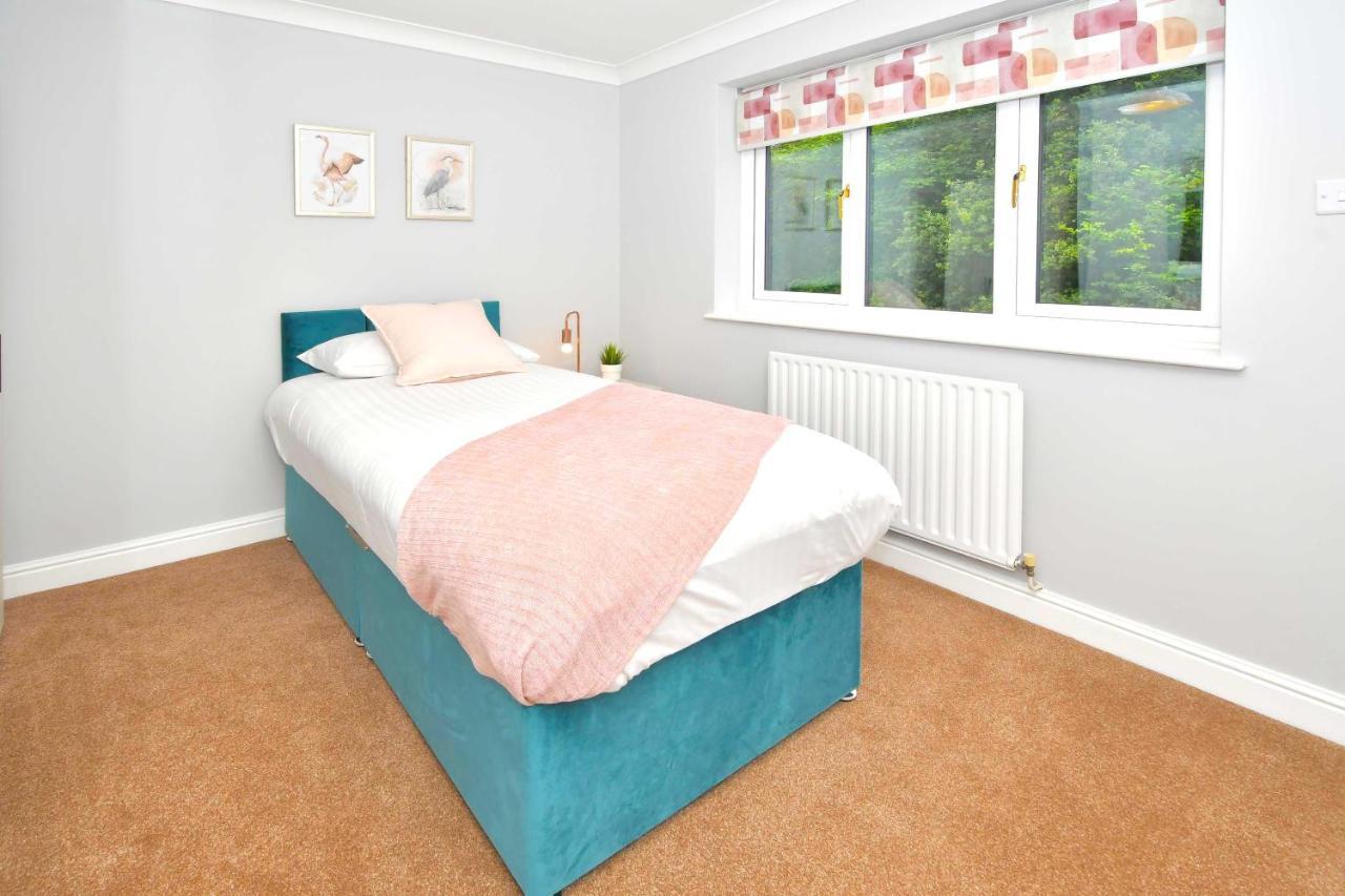 The Glade By Yourstays Huge Single Detached Holiday Home With Big Garden Newcastle-under-Lyme Buitenkant foto