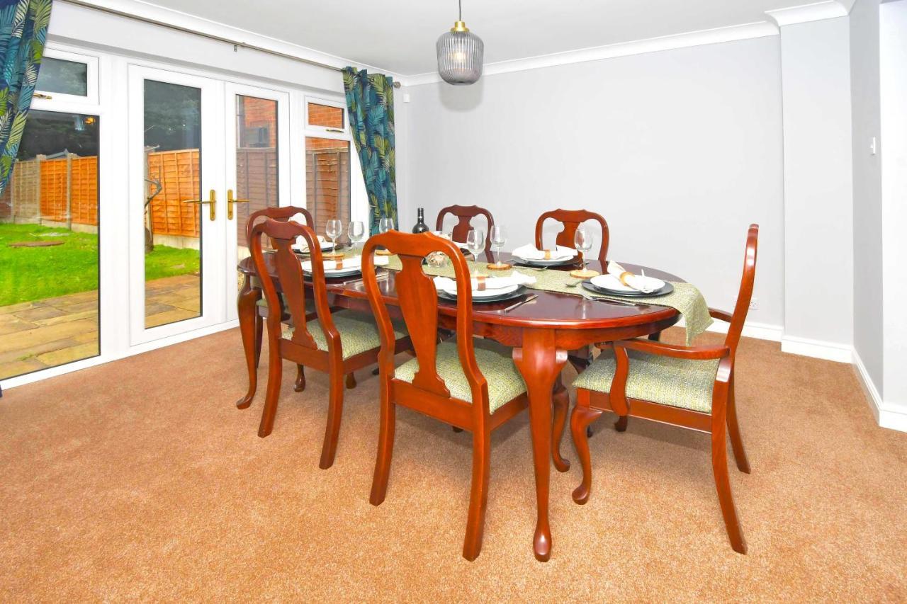 The Glade By Yourstays Huge Single Detached Holiday Home With Big Garden Newcastle-under-Lyme Buitenkant foto