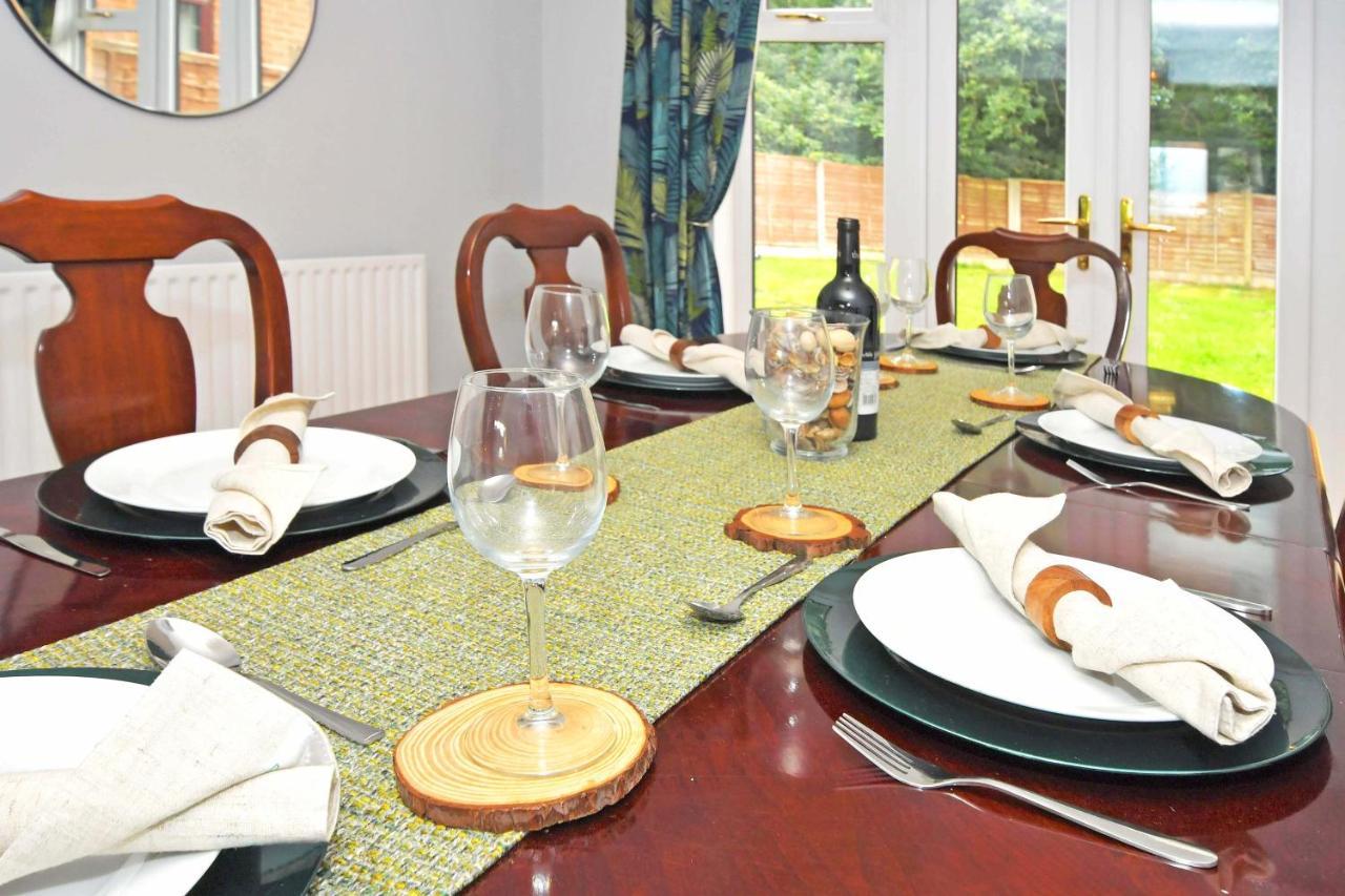 The Glade By Yourstays Huge Single Detached Holiday Home With Big Garden Newcastle-under-Lyme Buitenkant foto