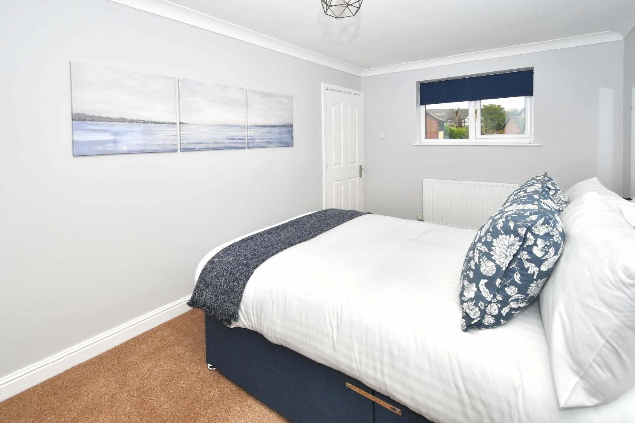 The Glade By Yourstays Huge Single Detached Holiday Home With Big Garden Newcastle-under-Lyme Buitenkant foto