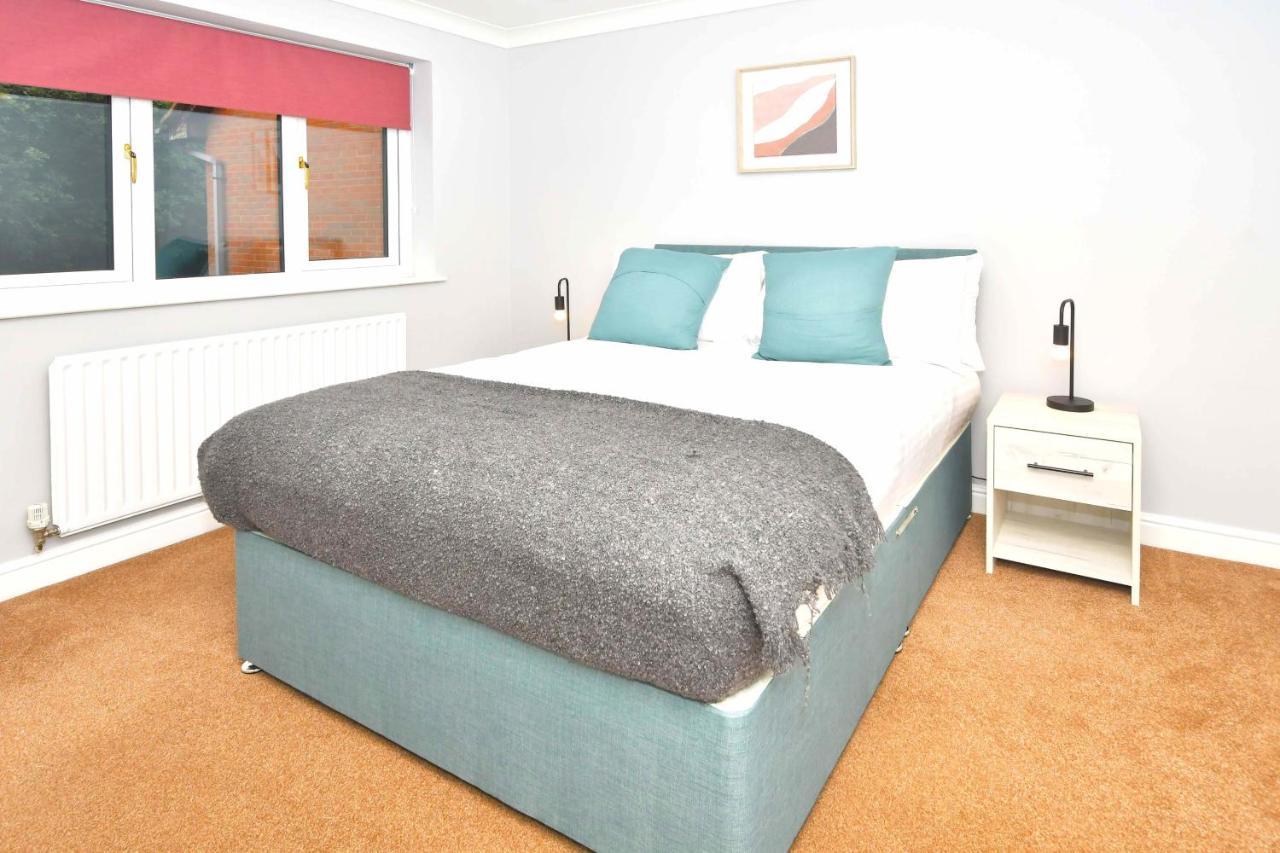 The Glade By Yourstays Huge Single Detached Holiday Home With Big Garden Newcastle-under-Lyme Buitenkant foto