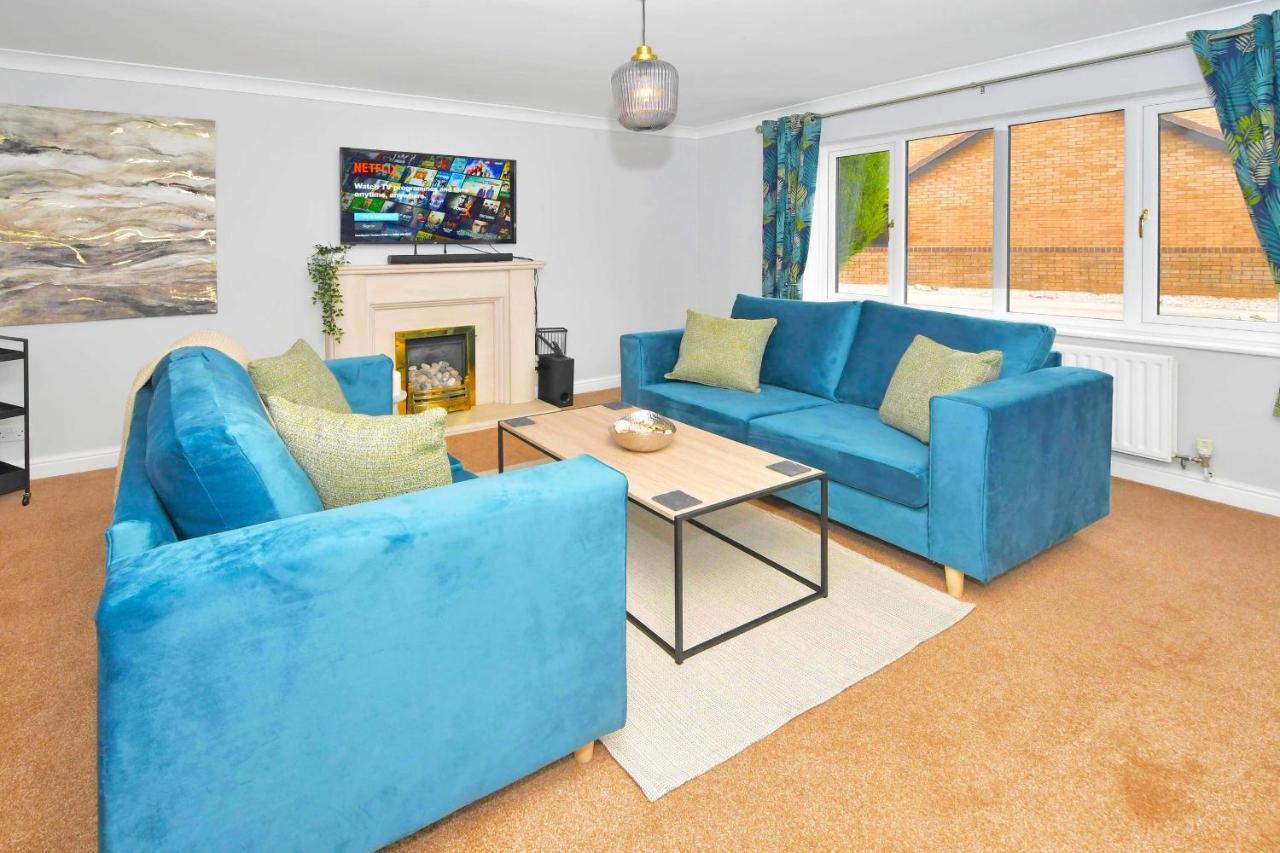 The Glade By Yourstays Huge Single Detached Holiday Home With Big Garden Newcastle-under-Lyme Buitenkant foto