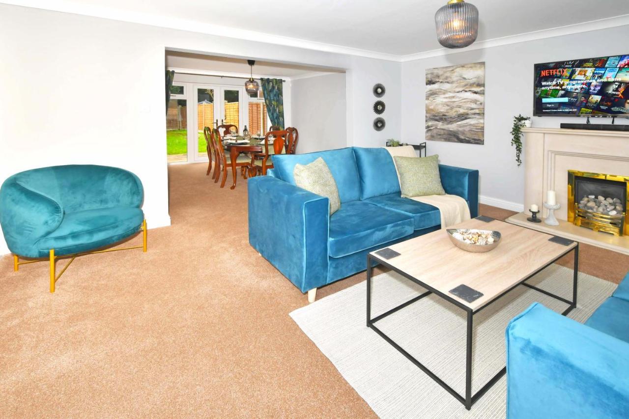 The Glade By Yourstays Huge Single Detached Holiday Home With Big Garden Newcastle-under-Lyme Buitenkant foto
