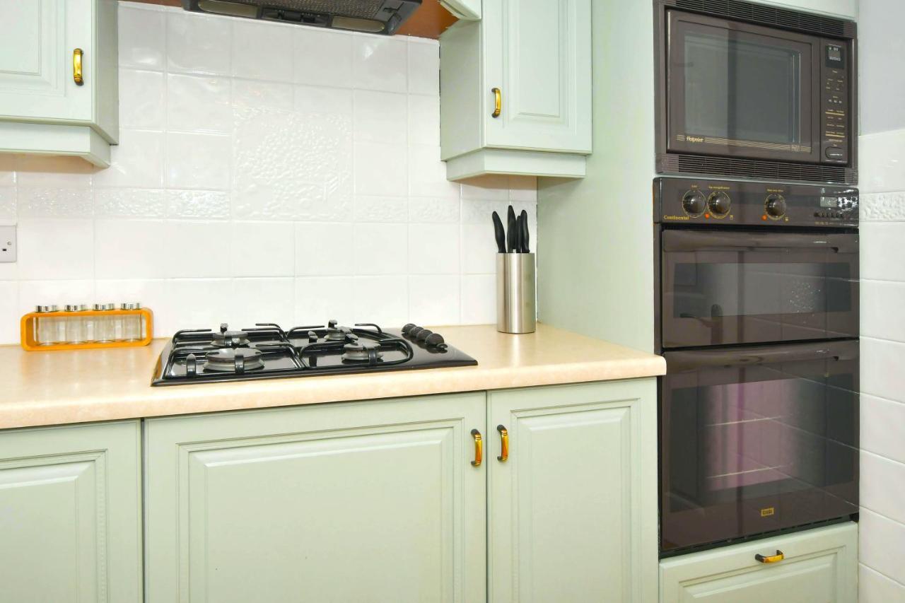 The Glade By Yourstays Huge Single Detached Holiday Home With Big Garden Newcastle-under-Lyme Buitenkant foto