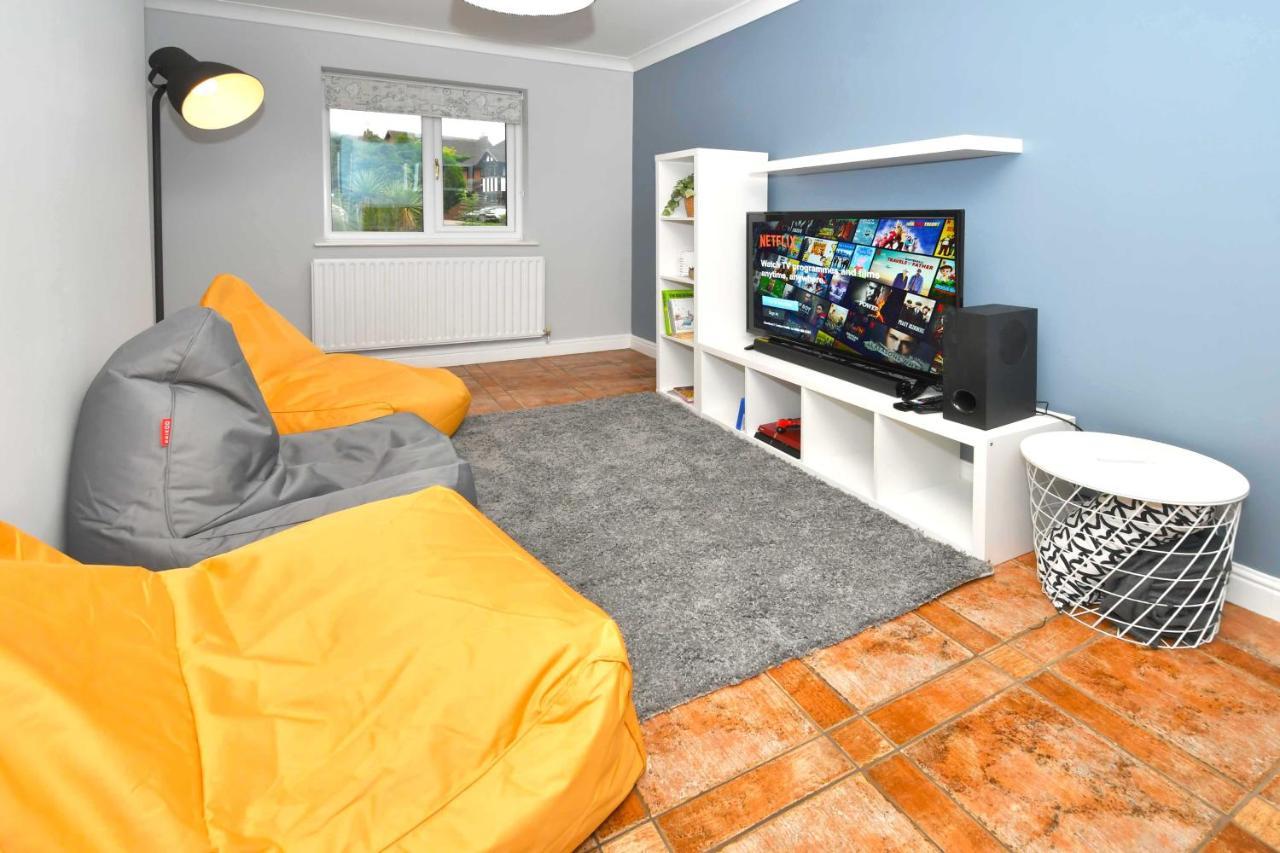 The Glade By Yourstays Huge Single Detached Holiday Home With Big Garden Newcastle-under-Lyme Buitenkant foto