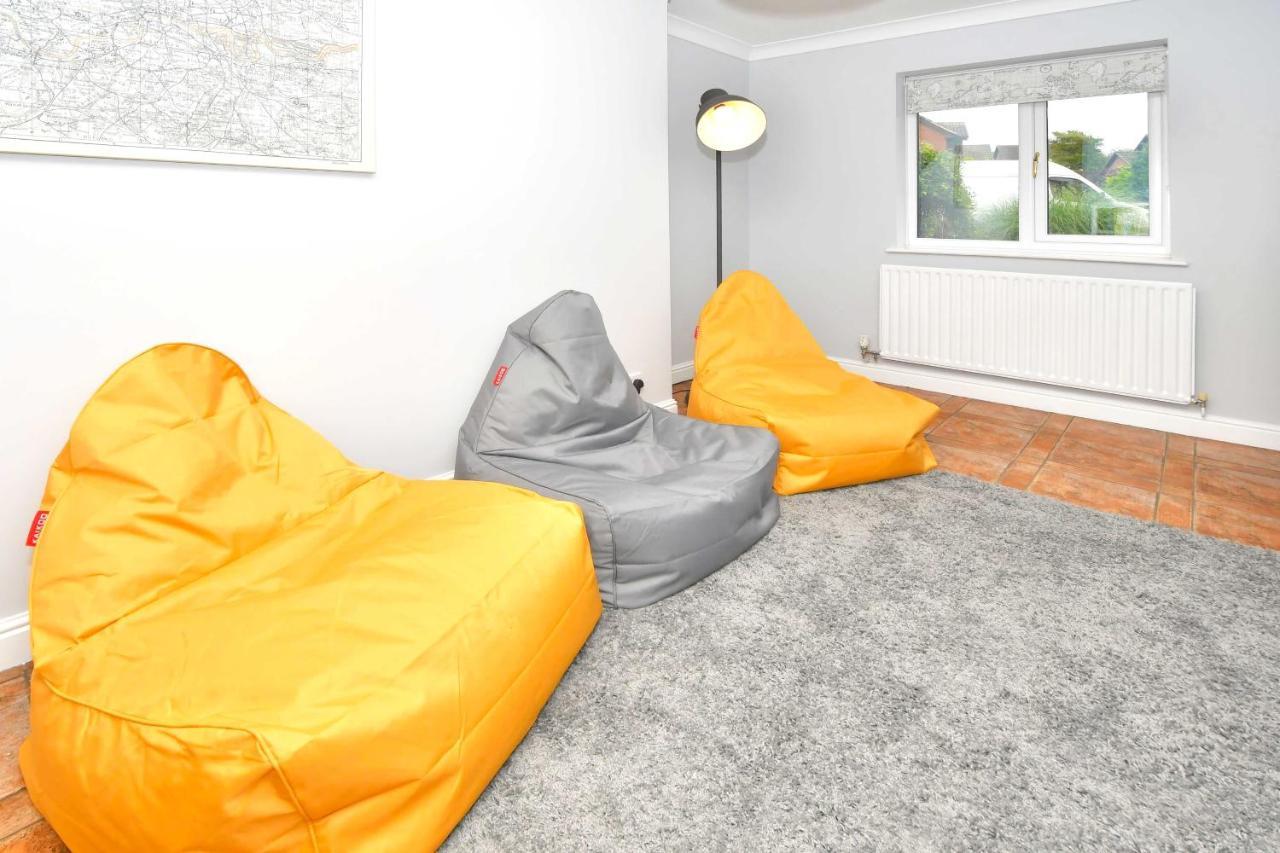 The Glade By Yourstays Huge Single Detached Holiday Home With Big Garden Newcastle-under-Lyme Buitenkant foto