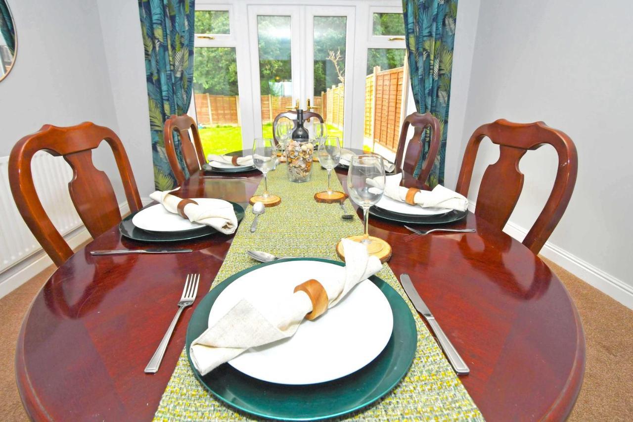 The Glade By Yourstays Huge Single Detached Holiday Home With Big Garden Newcastle-under-Lyme Buitenkant foto