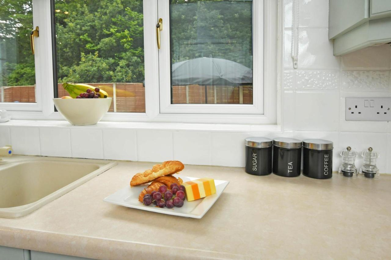 The Glade By Yourstays Huge Single Detached Holiday Home With Big Garden Newcastle-under-Lyme Buitenkant foto