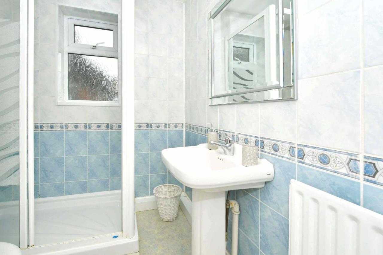 The Glade By Yourstays Huge Single Detached Holiday Home With Big Garden Newcastle-under-Lyme Buitenkant foto