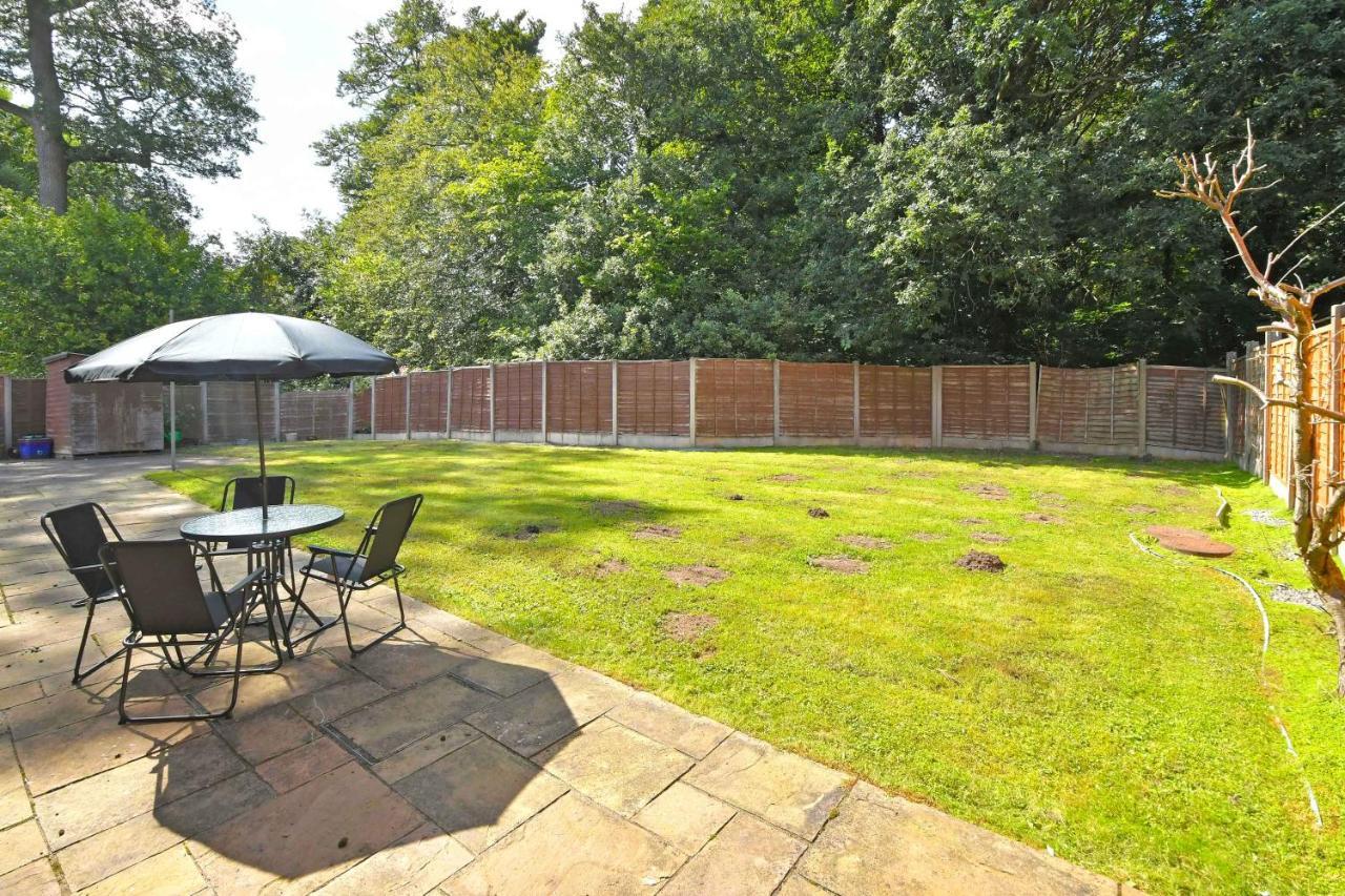 The Glade By Yourstays Huge Single Detached Holiday Home With Big Garden Newcastle-under-Lyme Buitenkant foto