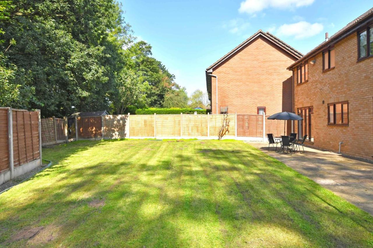 The Glade By Yourstays Huge Single Detached Holiday Home With Big Garden Newcastle-under-Lyme Buitenkant foto