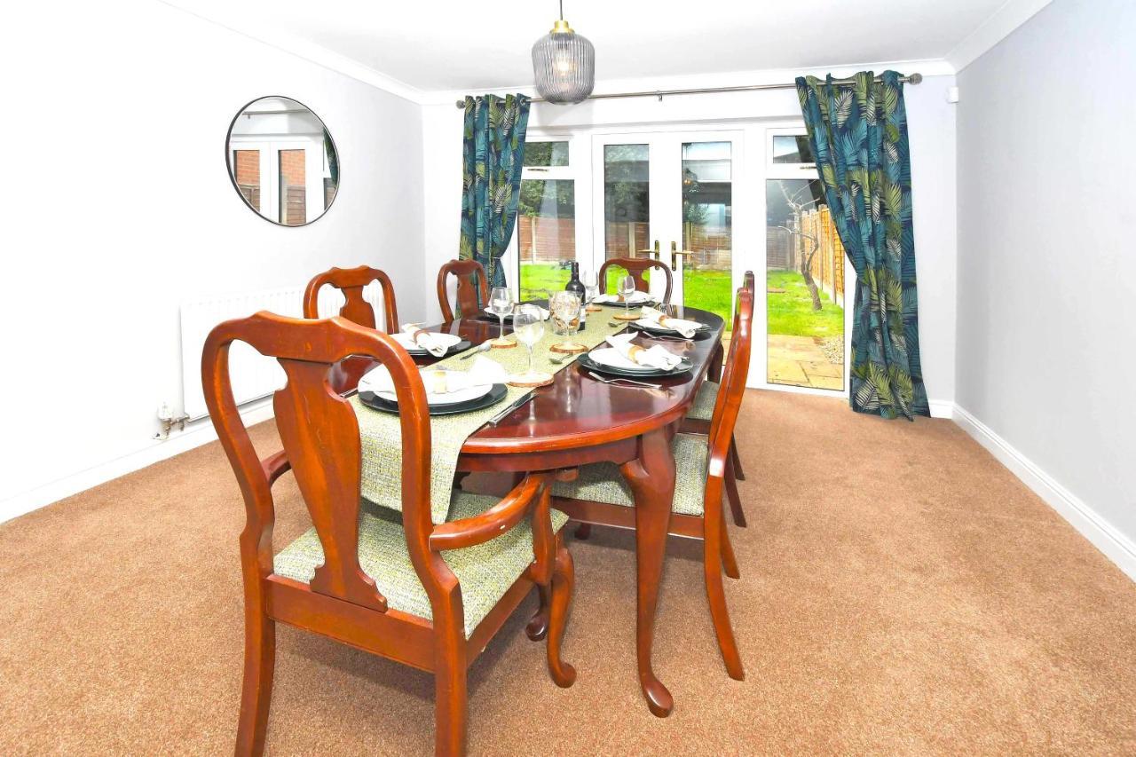 The Glade By Yourstays Huge Single Detached Holiday Home With Big Garden Newcastle-under-Lyme Buitenkant foto