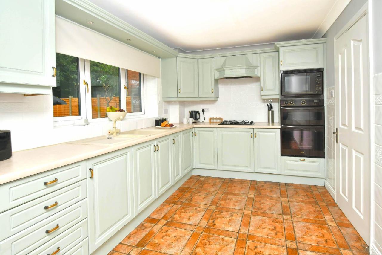 The Glade By Yourstays Huge Single Detached Holiday Home With Big Garden Newcastle-under-Lyme Buitenkant foto