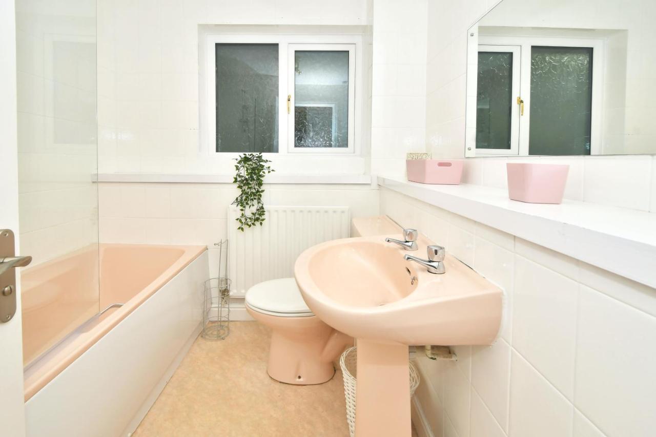 The Glade By Yourstays Huge Single Detached Holiday Home With Big Garden Newcastle-under-Lyme Buitenkant foto