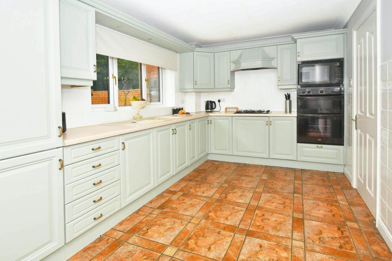 The Glade By Yourstays Huge Single Detached Holiday Home With Big Garden Newcastle-under-Lyme Buitenkant foto