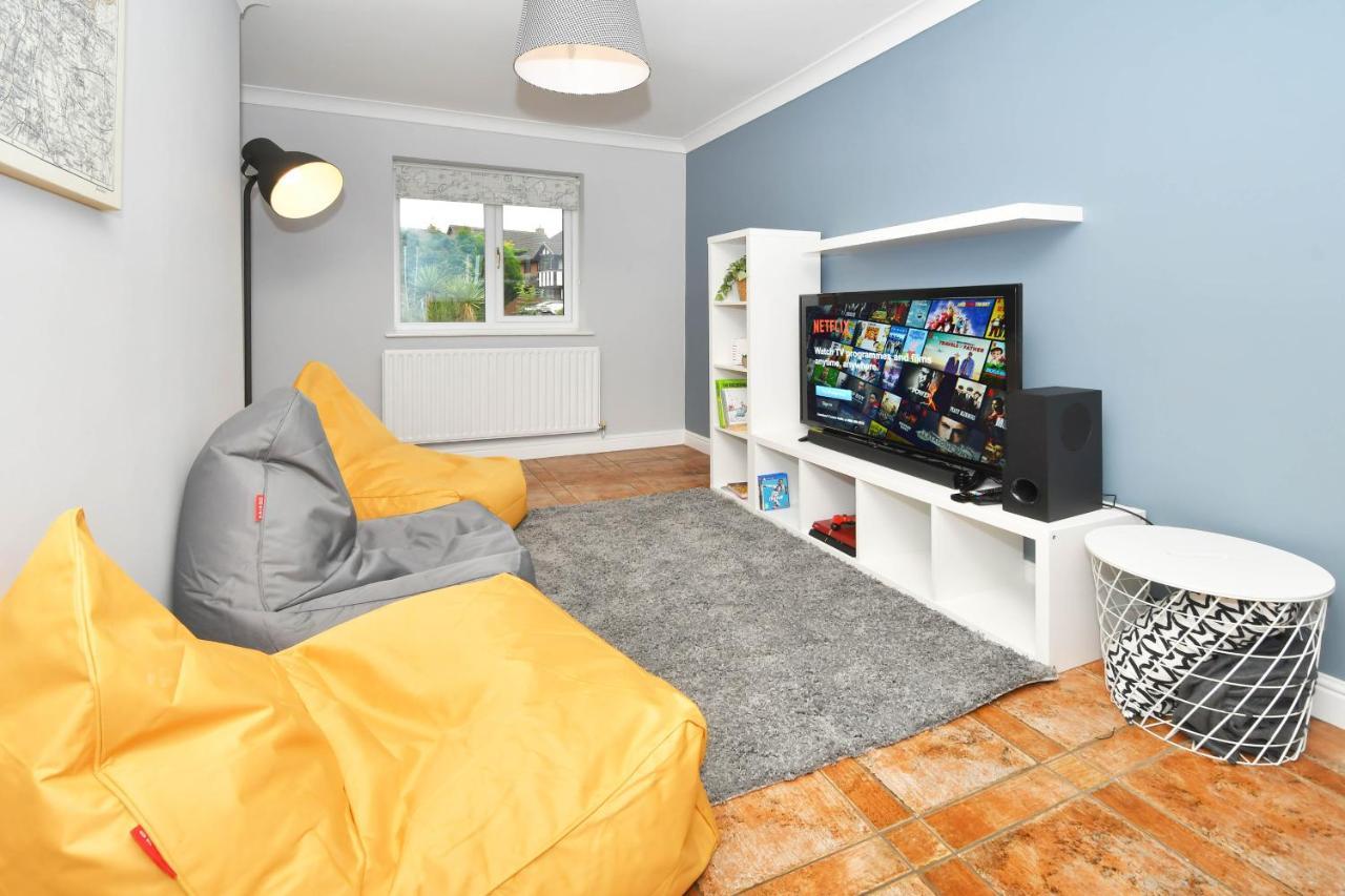 The Glade By Yourstays Huge Single Detached Holiday Home With Big Garden Newcastle-under-Lyme Buitenkant foto