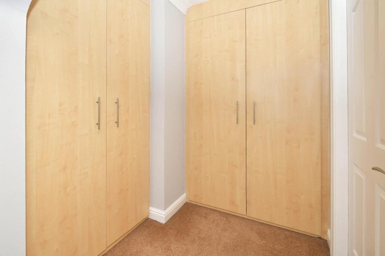 The Glade By Yourstays Huge Single Detached Holiday Home With Big Garden Newcastle-under-Lyme Buitenkant foto