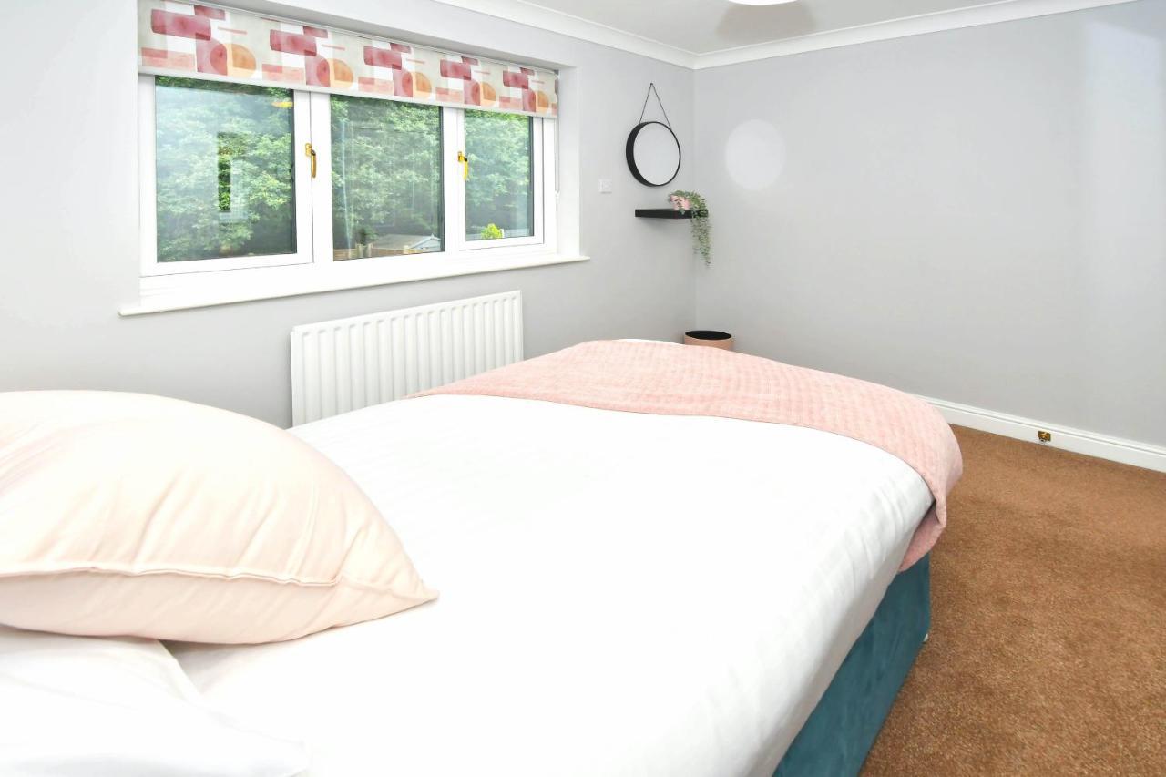 The Glade By Yourstays Huge Single Detached Holiday Home With Big Garden Newcastle-under-Lyme Buitenkant foto